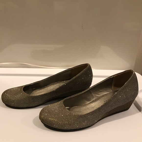 CL by Laundry Wedge Shoe. Size: 7 - Picture 8 of 8